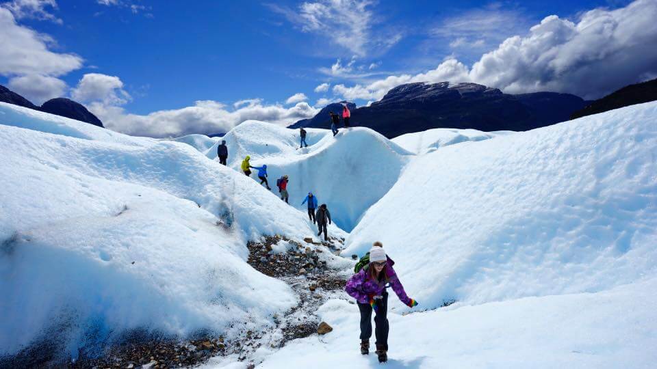 exploradores glacier trekking