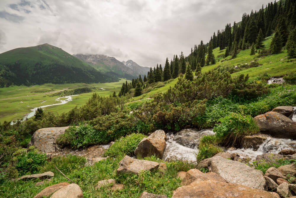 trekkking tian shan mountains