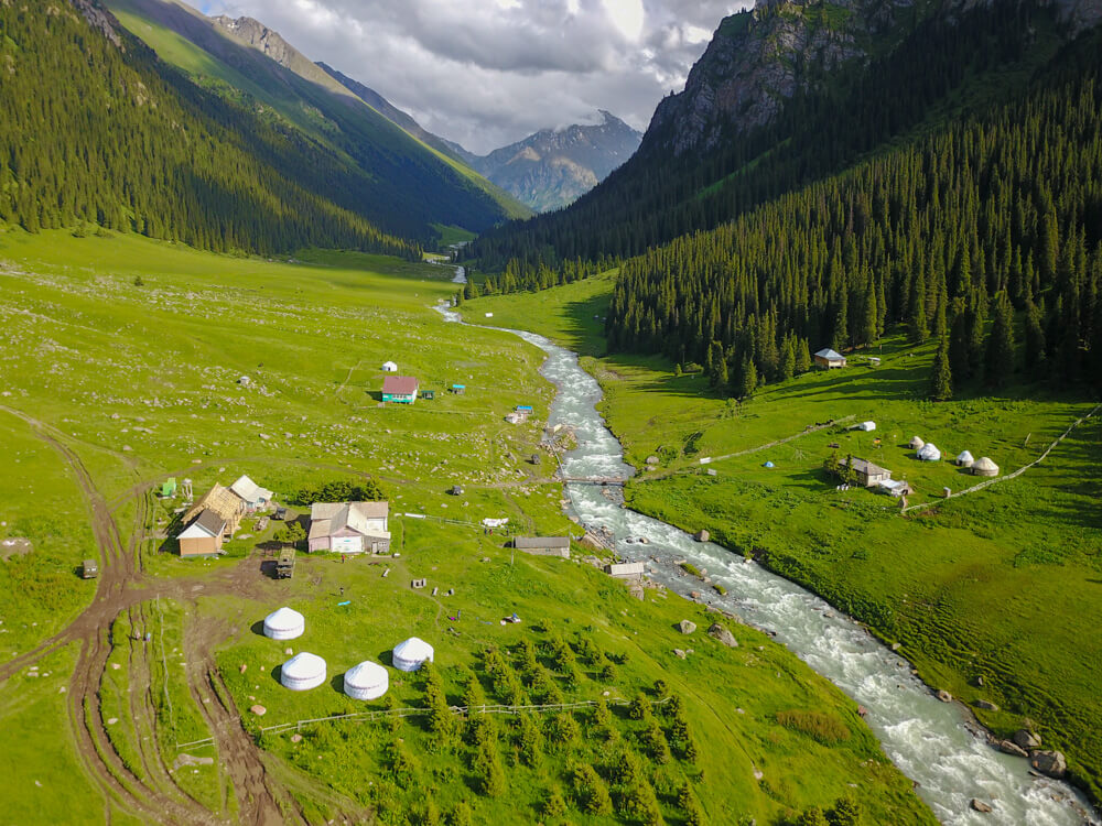 kyrgyzstan mountains trekking