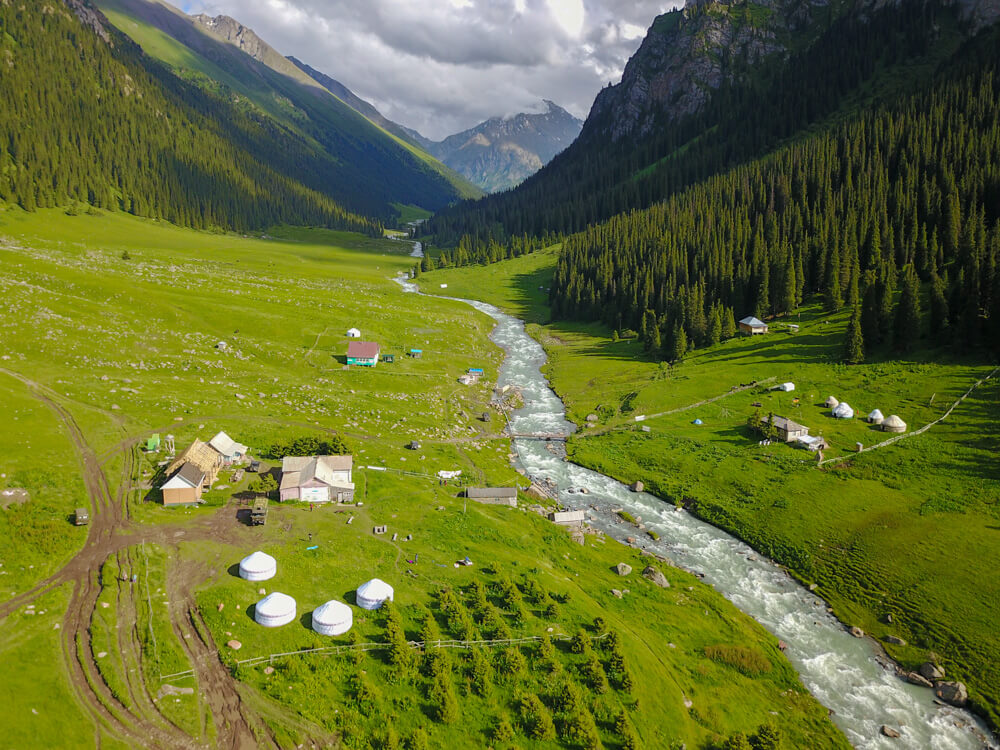 trekkking tian shan mountains