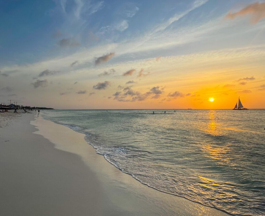 Best_Beaches_in_Aruba_Eagle_Beach