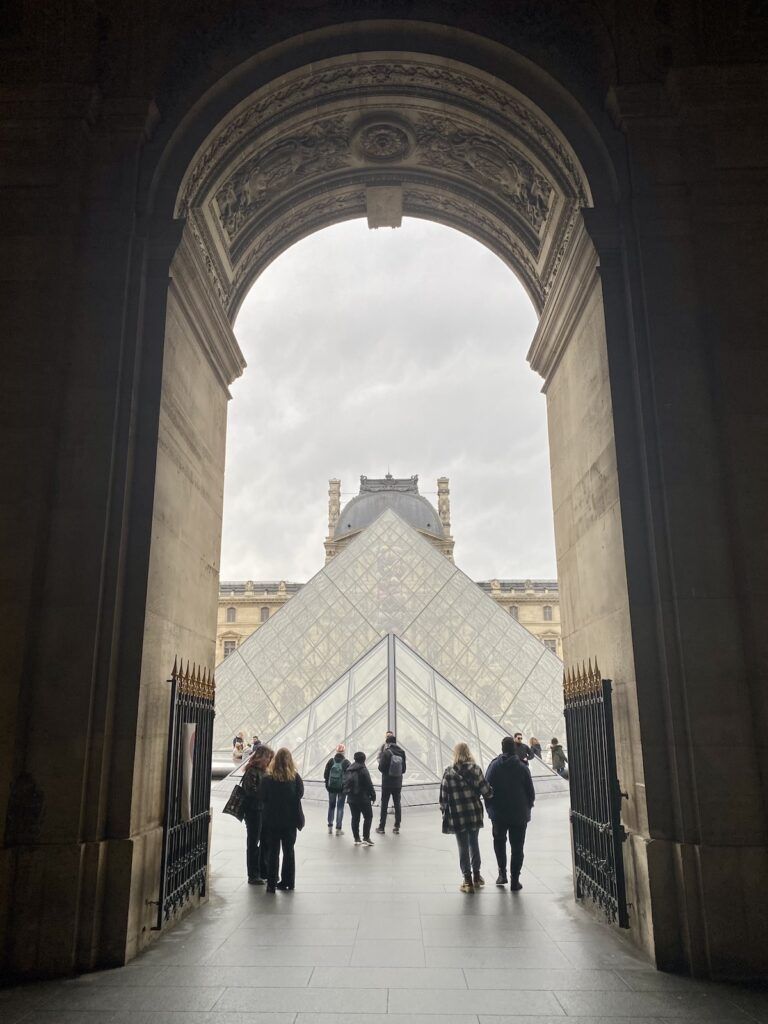 travel alone paris